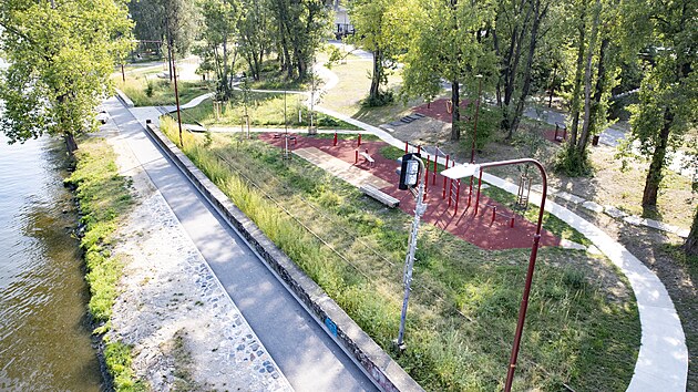 Praha 7 dokonila park U Vody, kter lidem nabz na behu Vltavy mezi holeovickm pstavem a mostem Barikdnk monost relaxace, posezen i koupn. (5. z 2024)