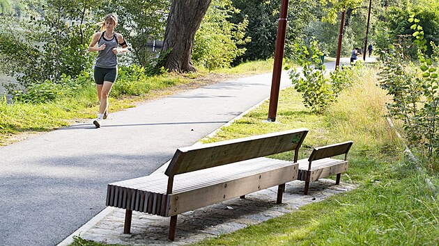 Praha 7 dokonila park U Vody, kter lidem nabz na behu Vltavy mezi holeovickm pstavem a mostem Barikdnk monost relaxace, posezen i koupn. (5. z 2024)