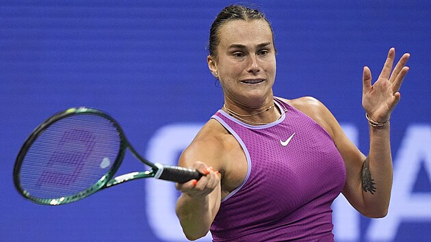 Blorusk tenistka Aryna Sabalenkov hraje forhend ve finle US Open.