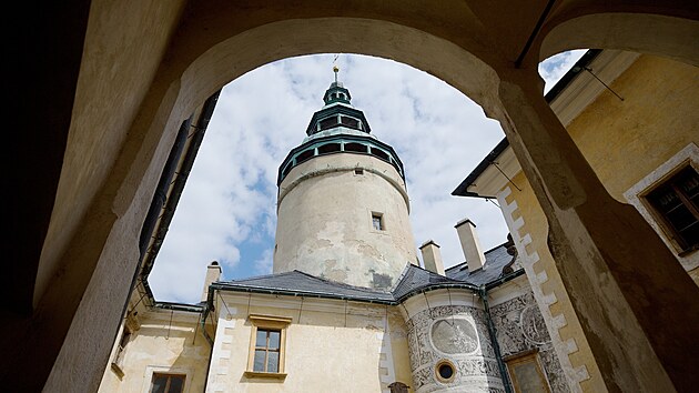 Z�mek a hrad Fr�dlant se ty�� nad �ekou Sm�dou.