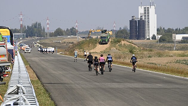 Mimodn mohli na st budovan dlnice D55 u Starho Msta vyrazit cyklist, inline bruslai nebo kolobki. Silnii tady uspodali Den oteven dlnice. (srpen 2024)