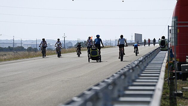 Mimodn mohli na st budovan dlnice D55 u Starho Msta vyrazit cyklist, inline bruslai nebo kolobki. Silnii tady uspodali Den oteven dlnice. (srpen 2024)