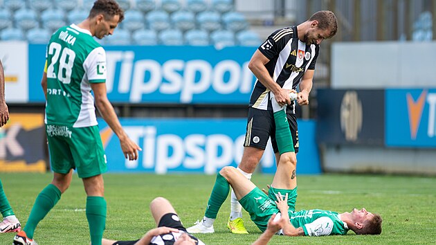 Richard Krian (vpravo) z eskch Budjovic v zpase proti Bohemians