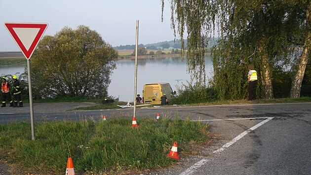 Auto po projet kiovatky skonilo v rybnce.