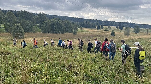 Dobrovolnick kemp na Horsk Kvild organizovala neziskov organizace Na mysli ve spoluprci se Sprvou nrodnho parku umava. Pijelo na nj pes 30 mladch lid z osmi zem svta.