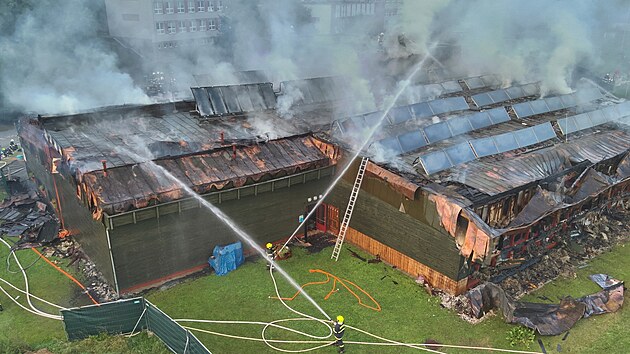 V eskm Krumlov shoel plaveck stadion. Por zashl prakticky celou stechu, kter se zaala propadat dovnit.