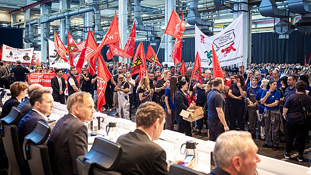 Vedení koncernu Volkswagen obhajovalo na setkání se zaměstnanci úsporný plán pro hlavní stejnojmennou značku. „Aby firma přežila přechod na elektromobily, musí méně utrácet,“ uvedl finanční ředitel Arno Antlitz. Mezi více než 10 000 pracovníky, kteří si ho do sídla firmy ve Wolfsburgu přišli poslechnout, se jeho řeč nesetkala s pochopením.