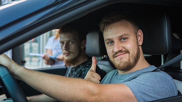 Stn na startovn ramp je pro fotografy jedin moment, jak zastihnout posdku jinak ne zahlednou do obrazovky mobilu a takzvanho roadbooku. V poped redaktor Ji ern, za nm navigtor Matj.