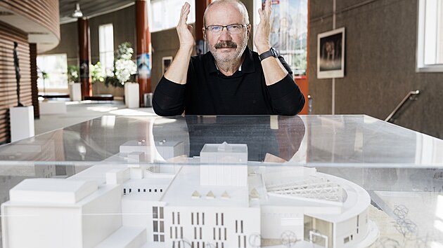 Stanislav Mo�a ve foyeru Hudebn� sc�ny M�stsk�ho divadla Brno, kde si lid� mohou prohl�dnout model t�to oce�ovan� stavby.