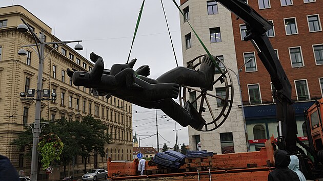 Na Malinovskho nmst v Brn v pondl 9. z 2024 dorazila socha svatho Krytofa, kter m lkat na vstavu jejho autora Maria Kotrby.