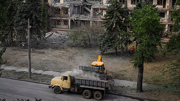 Pracovnci uklzej prostor v mst ruskho raketovho toku na Ukrajinu v ukrajinskm mst Kryvyj Rih. (4. z 2024)