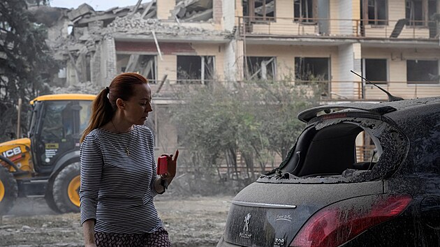 ena si fot sv pokozen auto na mst ruskho raketovho toku na Ukrajinu v ukrajinskm mst Kryvyj Rih. (4. z 2024)
