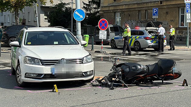 V ulici Na Pankrci se stetl osobn automobil s motocyklem. (1. z 2024)