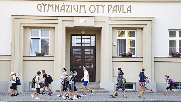 P�ed z�kladn� �kolu a gymn�zium v Radot�n� v dob�, kdy do nich p�ich�zej� ��ci, plat� z�kaz vjezdu aut. C�lem projektu takzvan� �koln� ulice je mimo jin� zv��it bezpe�nost d�t� v tomto �ase. (3. z��� 2024)