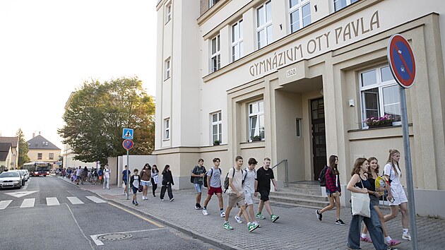 P�ed z�kladn� �kolou a gymn�ziem v Radot�n� v dob�, kdy do nich p�ich�zej� ��ci, plat� z�kaz vjezdu aut. C�lem projektu takzvan� �koln� ulice je mimo jin� zv��it bezpe�nost d�t� v tomto �ase. (3. z��� 2024)