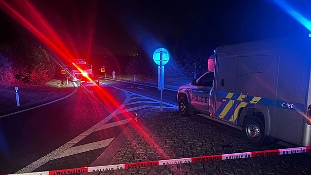 Policist v pondl veer na dlnici D8 u Veltrus zastavili nkladn auto, kter pevelo asi 30 migrant. (2. z 2024)