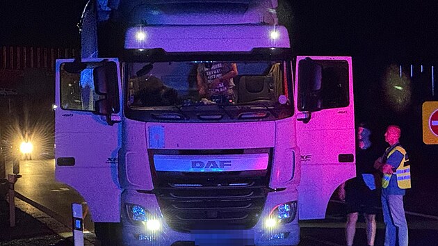 Policist v pondl veer na dlnici D8 u Veltrus zastavili nkladn auto, kter pevelo asi 30 migrant. (2. z 2024)