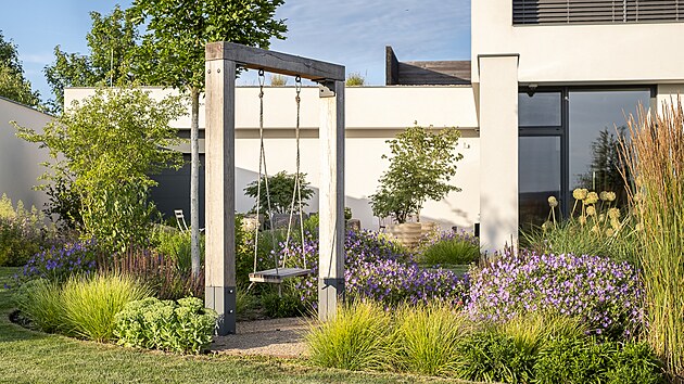 Houpa�ka je jedn�m z prvk� um�st�n�ch do zahrady na p��n� majitel�. A nep�sob� nijak ru�iv�.