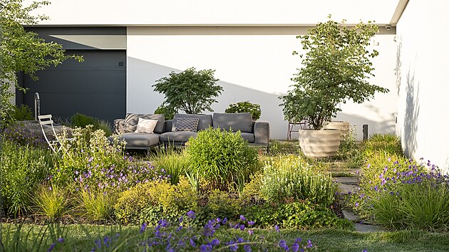 P��jemn� schovan� patio, kter� jako by se nemohlo rozhodnout, jestli pat�� k domu nebo k zahrad�. Ka�dop�dn� je to velmi �tuln� m�sto poskytuj�c� soukrom� p�i pobytu venku. 