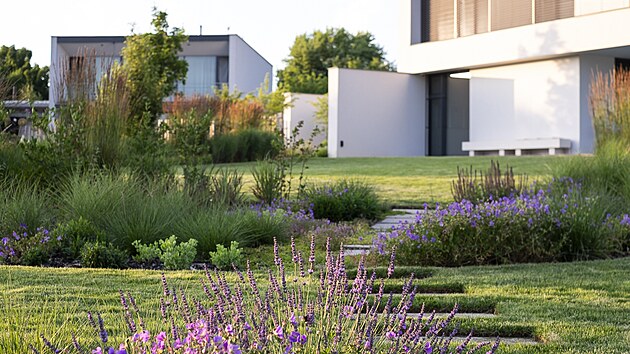 V�pencov� lavice u domu v zahrad� u� byla, zahradn� desgne�i ji jen p�esunuli na vhodn�j�� m�sto.