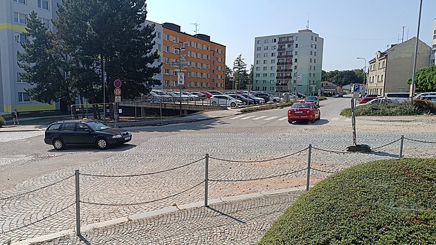 Křižovatka nad havlíčkobrodským náměstím, kde se stýkají ulice Dobrovského, Husova, Horní a Štáflova měla být už od počátku září uzavřena. Proto technické služby změnily trasy linek MHD. Jenže přes křižovatku se i dál normálně jezdí, uzavírka se zpozdila. Jen autobusy tu nikdo až do poloviny prosince neuvidí. Že i přes prozatím funkční křižovatku MHD neobsluhuje centrum města, se cestujícím nelíbí.