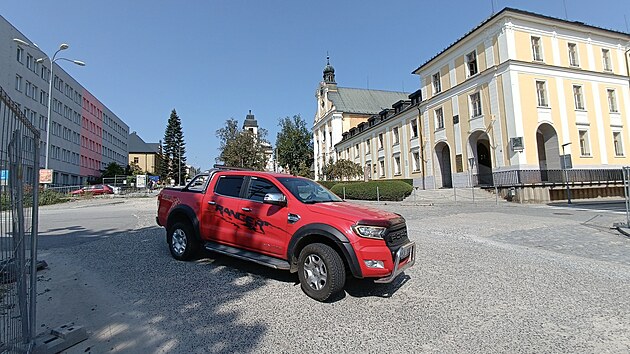 Křižovatka nad havlíčkobrodským náměstím, kde se stýkají ulice Dobrovského, Husova, Horní a Štáflova měla být už od počátku září uzavřena. Proto technické služby změnily trasy linek MHD. Jenže přes křižovatku se i dál normálně jezdí, uzavírka se zpozdila. Jen autobusy tu nikdo až do poloviny prosince neuvidí. Že i přes prozatím funkční křižovatku MHD neobsluhuje centrum města, se cestujícím nelíbí.