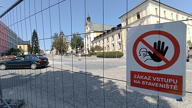 Křižovatka Dobrovského, Husovy, Horní a Štáflovy ulice je průchozí a průjezdná. Plot postavený v jednom rohu je spíš jen naoko, jediná jeho funkce je okrasná.