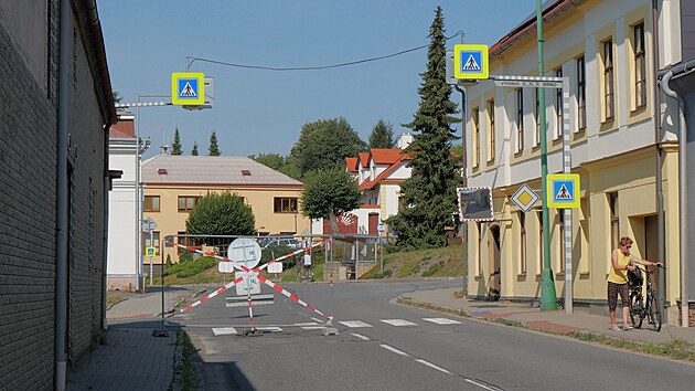 Uzavrka hlavnho tahu ze ru nad Szavou do Pardubickho kraje notn zkomplikovala ivot ve Vojnov Mstci i v Krucemburku. S dlouhmi objkami se idii sloit perou. Radji zkou kadou monost, jak objet stavenit co nejkrat cestou i to vzt pmo pes nj.