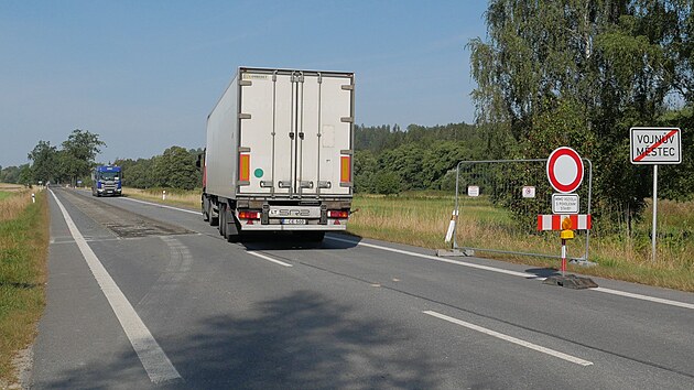 Uzavrka hlavnho tahu ze ru nad Szavou do Pardubickho kraje notn zkomplikovala ivot ve Vojnov Mstci i v Krucemburku. S dlouhmi objkami se idii sloit perou. Radji zkou kadou monost, jak objet stavenit co nejkrat cestou i to vzt pmo pes nj.