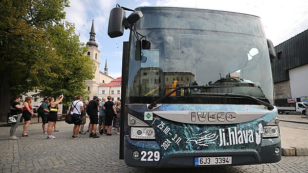 Do grafiky a barev festivalu Ji.hlava u se odl jeden z jihlavskch autobus. Neklamn to znamen, e se mezinrodn pehldka dokumentrnch film bl. Pmo na jihlavskm nmst ho pedstavil editel festivalu Marek Hovorka.