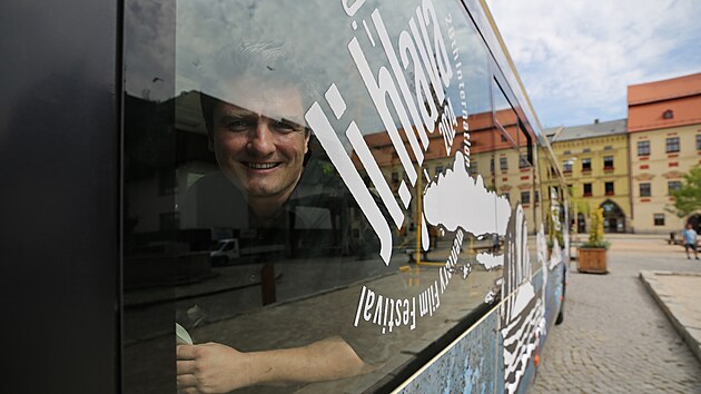 Do grafiky a barev festivalu Ji.hlava u se odl jeden z jihlavskch autobus. Neklamn to znamen, e se mezinrodn pehldka dokumentrnch film bl. Pmo na jihlavskm nmst ho pedstavil editel festivalu Marek Hovorka.