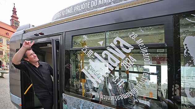 Do grafiky a barev festivalu Ji.hlava u se odl jeden z jihlavskch autobus. Neklamn to znamen, e se mezinrodn pehldka dokumentrnch film bl. Pmo na jihlavskm nmst ho pedstavil editel festivalu Marek Hovorka.