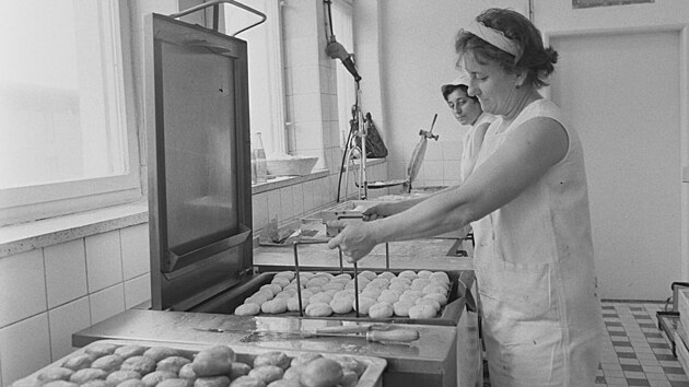 Snmek z roku 1975 i s dobovm popiskem: V Jihlav byla uvedena do provozu nov modern pekrna. Nov pekrna denn dodv 160 - 70 000 kus blho peiva, 150 - 160 q chleba a 20 q jemnho peiva. Jemn peivo, nap. koblihy, vyrb se run, aby se zachovala dobr kvalita vrobk. Libue Achylisov sma koblihy.