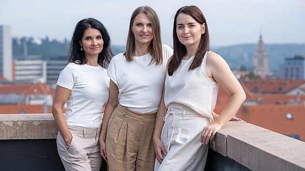 Porodn� asistentka Anna Kohutov�, fyzioterapeutka Olga Gruberov� a zakladatelka neziskov� organizace C�sa�ovn�m Eva Zubec (zleva).