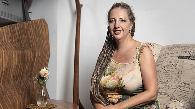 Hana Homolkov�, kter� se od roku 2011 v�nuje prodeji soch ze Zimbabwe se sv�m man�elem Ond�ejem. Na podzim roku 2015 otev�eli man�el� Homolkovi kav�rnu propojenou s galeri� Art-n-Coffee. S�dl� v centru Prahy v pas�i �esk� n�rodn� banky. (2. z��� 2024)