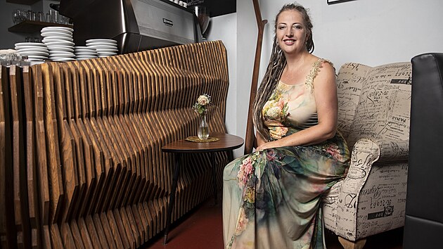 Hana Homolkov�, kter� se od roku 2011 v�nuje prodeji soch ze Zimbabwe se sv�m man�elem Ond�ejem. Na podzim roku 2015 otev�eli man�el� Homolkovi kav�rnu propojenou s galeri� Art-n-Coffee. S�dl� v centru Prahy v pas�i �esk� n�rodn� banky. (2. z��� 2024)