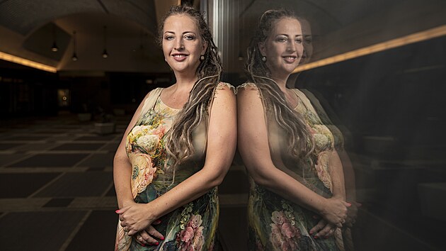 Hana Homolkov�, kter� se od roku 2011 v�nuje prodeji soch ze Zimbabwe se sv�m man�elem Ond�ejem. Na podzim roku 2015 otev�eli man�el� Homolkovi kav�rnu propojenou s galeri� Art-n-Coffee. S�dl� v centru Prahy v pas�i �esk� n�rodn� banky. (2. z��� 2024)