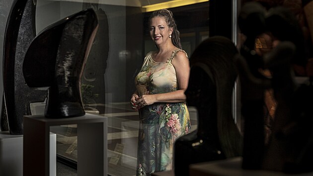 Hana Homolková, která se od roku 2011 v�nuje prodeji soch ze Zimbabwe se svým...