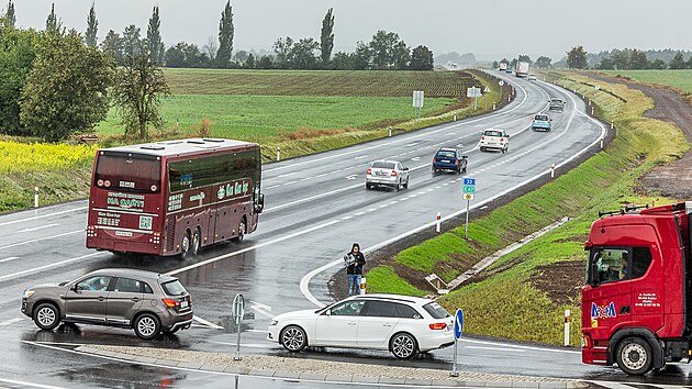 Auta u jezd po novm obchvatu Jarome. (9. z 2024)