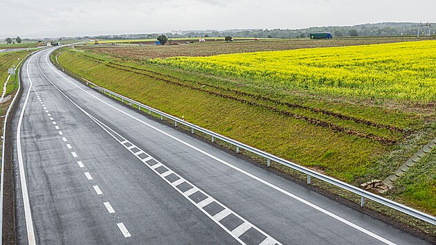 Auta u jezd po novm obchvatu Jarome. (9. z 2024)