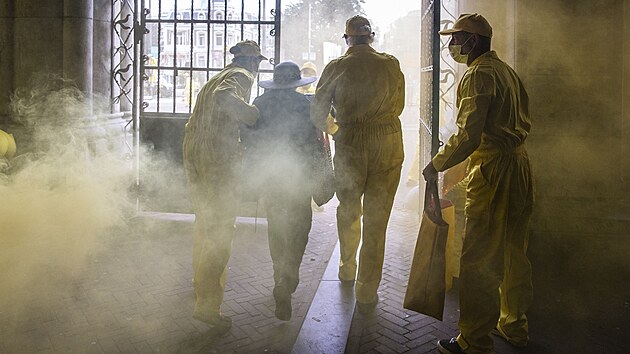 Klimati�t� aktivist� z hnut� Extinction Rebellion blokuj� Rijksmuseum v Amsterdamu: zde vyv�d�j� jednu n�v�t�vnici. (7. z��� 2024)