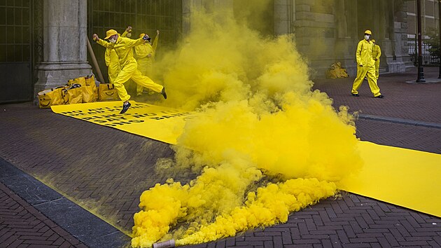 Klimati�t� aktivist� z hnut� Extinction Rebellion blokuj� Rijksmuseum v Amsterdamu. (7. z��� 2024)