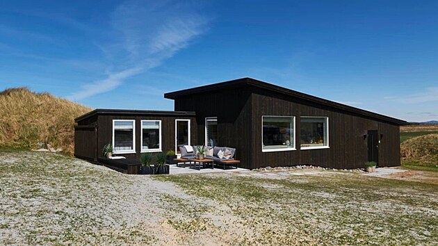 Chata po prom�n�: dostala novou terasu i velk� okna s v�hledem na mo�e..