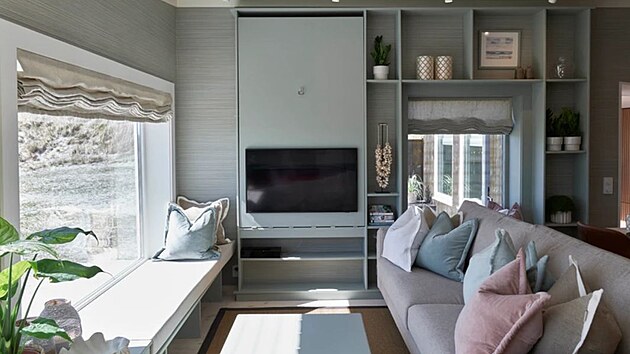 Z pohovky je n�dhern� v�hled na mo�e, kdo chce, m��e vyu��t na sezen� i lavici...