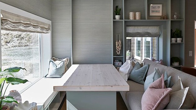 Z pohovky je n�dhern� v�hled na mo�e, kdo chce, m��e vyu��t na sezen� i lavici...