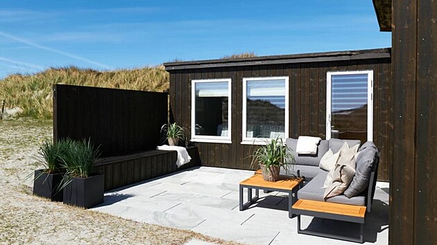 Posuvn� z�st�na chr�n� p�ed v�trem ty, kte�� se rozhodli odpo��vat na terase.