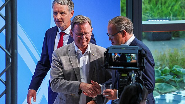 Ldr durynsk Alternativy pro Nmecko (AfD) Bjrn Hcke  prochz kolem hlavnho kandidta Kesanskodemokratick unie (CDU) Maria Voigta a premira Durynska Bodo Ramelowa. (1. z 2024)