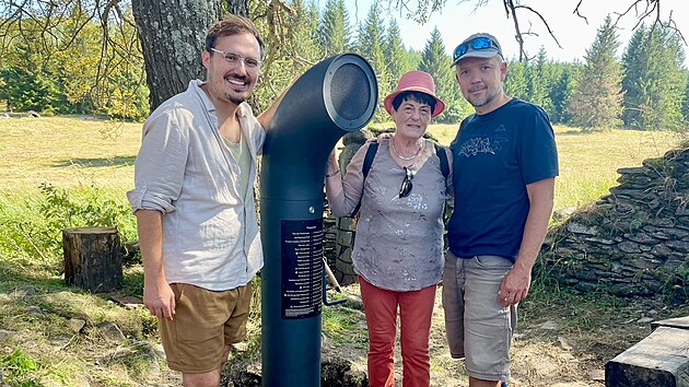 Sta�� zato�it klikou a p��choz� mohou z nov� instalovan�ho Poesiomatu v zanikl� osad� K�nigsm�hle vyslechnout pov�sti, p�sn� a vzpom�nky na historii.