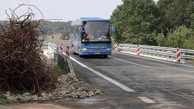 Opravovan most na hrzi Jesenick pehrady je opt prjezdn. (2. z 2024)