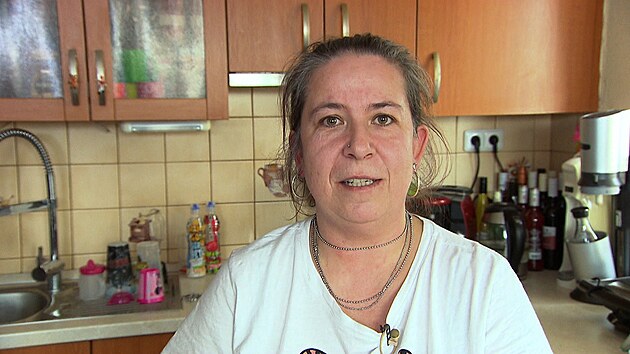 Alena (41) je �enou v dom�cnosti. Pobyt v nov� rodin� si u�ila na maximum, i kdy� ji tr�pil duch a ponur� d�m.